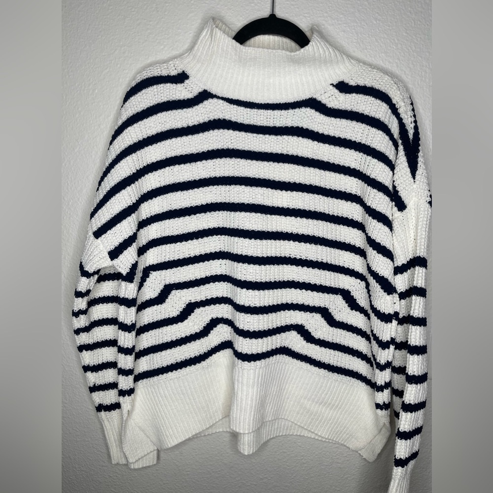 Crown &Ivy women’s white and blue stripe chenille sweater size xl